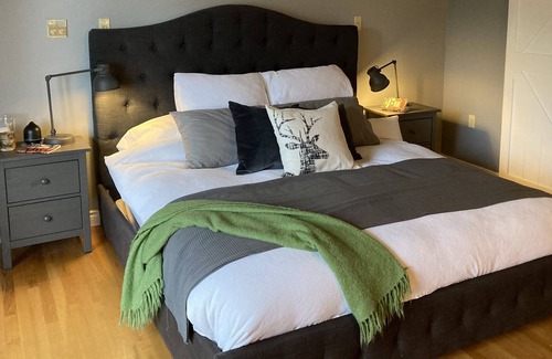 Sidney House | West Coast Retreat Surrounded by Nature , close to beach, shops and adventure