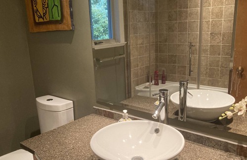 Sidney House | West Coast Retreat Surrounded by Nature , close to beach, shops and adventure