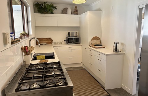Te Akau House | West Coast Retreat - stunning in sunsets meets river - Pet friendly