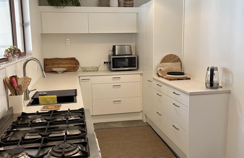 Te Akau House | West Coast Retreat - stunning in sunsets meets river - Pet friendly