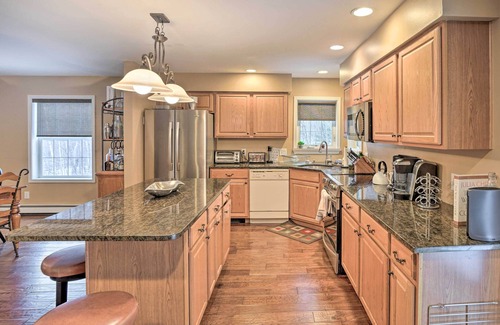 West Dover House | West Dover Getaway w/Hot Tub: Near Mt Snow!