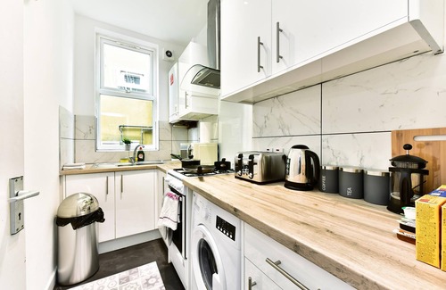 West Ealing Apartment | West Ealing Serviced Apartment B - 2 Bedroom 2 Bath Parking Near Station