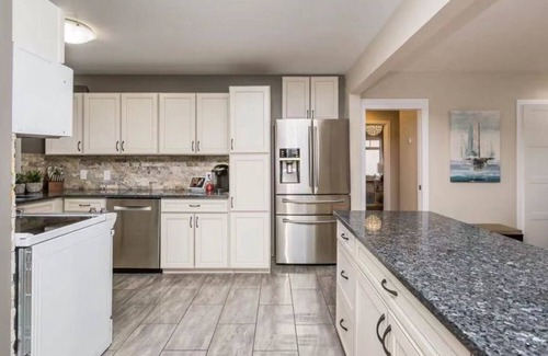 Jasper Place House | West Edmonton mall- meadowlark main floor 3bedroom 1 bathroom suite
