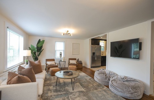 Woodbine House | West Elm Charm, 3 Minutes to Soccer Stadium & 5 Minutes to Broadway