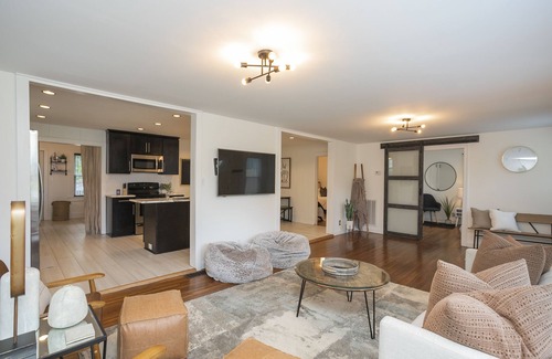 Woodbine House | West Elm Charm, 3 Minutes to Soccer Stadium & 5 Minutes to Broadway