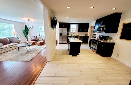 Woodbine House | West Elm Charm, 3 Minutes to Soccer Stadium & 5 Minutes to Broadway