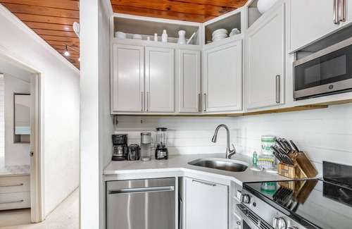 Laguna Beach Estates House | West-End Beach House Only Steps to the Beach! Free WiFi, Spacious Outdoor Dining