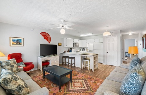 West Panama City Beach Condo | West End Gem | Walk to the Beach | Pool | Sleeps 4