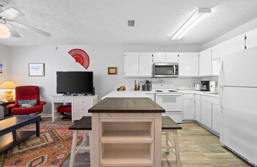 West Panama City Beach Condo | West End Gem | Walk to the Beach | Pool | Sleeps 4