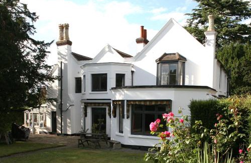 Esher Bed & Breakfast | West End Lodge