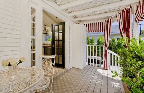 The Flats House | West Hollywood Bungalow with Pool - Location! Location! Location!
