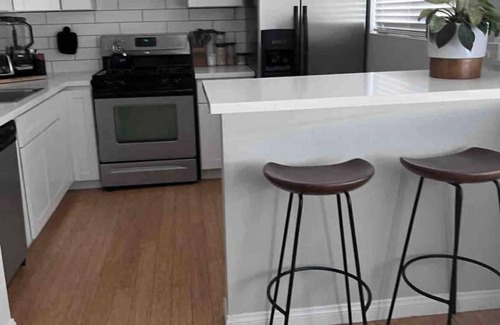 Sawtelle Condo | West LA Condo - Pet Friendly & 10 mins to Beach