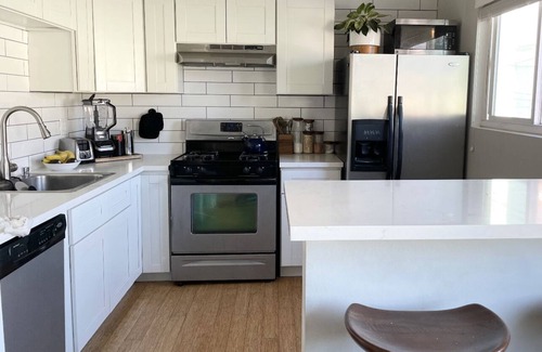 Sawtelle Condo | West LA Condo - Pet Friendly & 10 mins to Beach