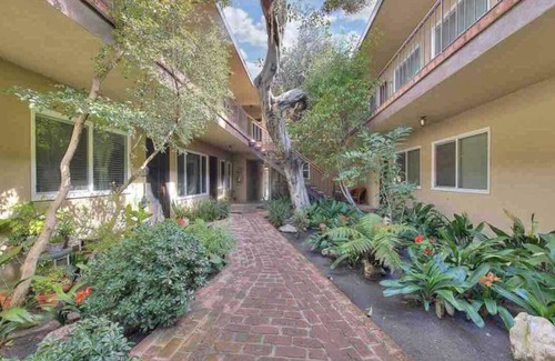 Sawtelle Condo | West LA Condo - Pet Friendly & 10 mins to Beach