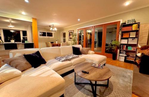 Mar Vista House | West LA - Family House & Private Yard - 10 mins from LAX & Beach