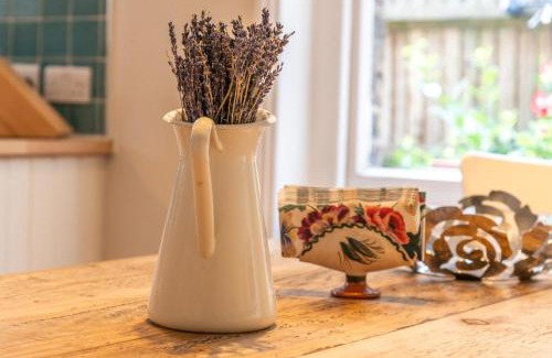 Askew Apartment | West London Gem Chic 1BD Patio Flat Retreat