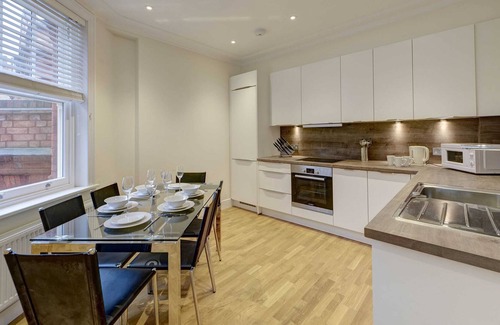 Ravenscourt Park Apartment | West London Spacious 3 Bed Apartment