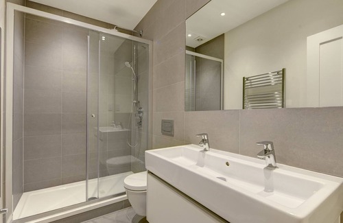 Ravenscourt Park Apartment | West London Spacious 3 Bed Apartment