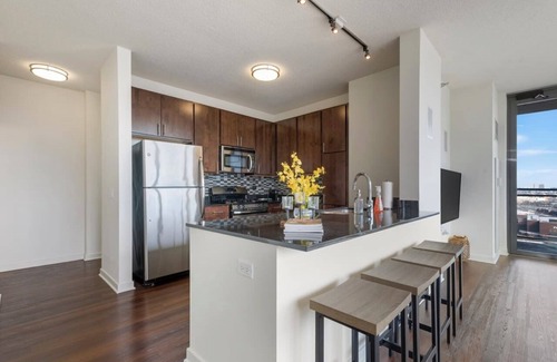 Downtown Chicago Apartment | West Loop 2BR with Skyline Views + Prime Location