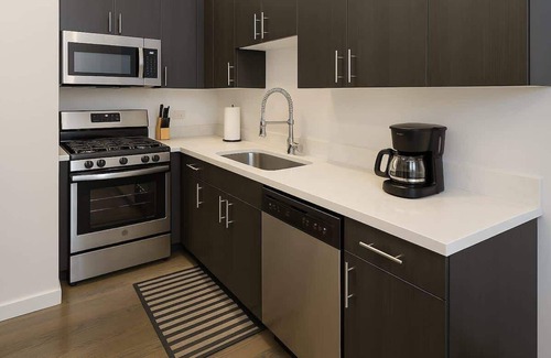 West Loop Apartment | West Loop Living – Bright 1BR