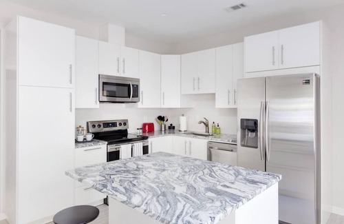 Home Park Apartment | West Midtown 2BR (1st Floor) w/Free parking