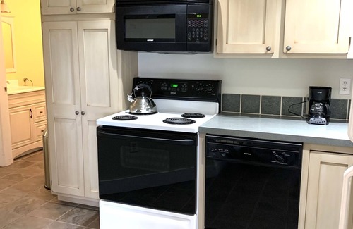Carrabassett Valley House | West Mountain Trailside - ski in/ski out breakaway apartment.