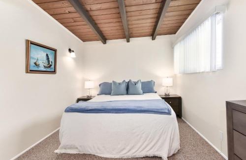 Santa Ana Heights House | West Newport Oceanfront Home and Patio on 65th St