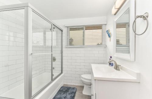 Santa Ana Heights House | West Newport Oceanfront Home and Patio on 65th St