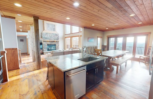 Snowshoe House | West Ridge #62 - Loggers Rest - Luxury Mountain Living at it's Best! by RedAwning