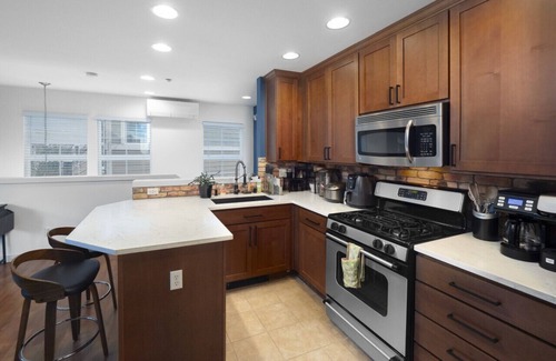 High Point House | West Seattle 1BR Townhome Business & Leisure Stays
