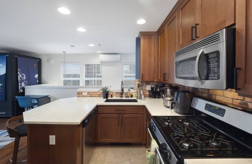 High Point House | West Seattle 1BR Townhome Business & Leisure Stays