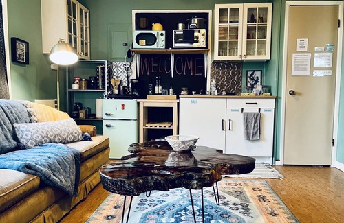 Roxhill Apartment | West Seattle Parkside Pup Friendly MIL Apartment