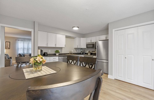 Springfield Apartment | West Side Cozy Home II. Pet friendly!
