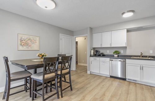 Springfield Apartment | West Side Cozy Home II. Pet friendly!