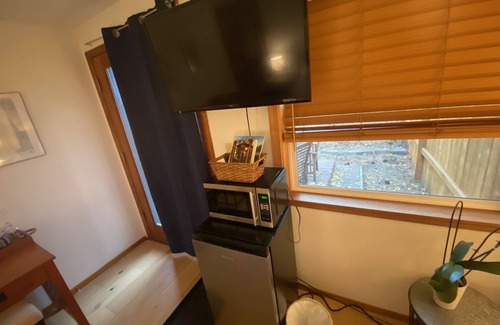 Broken Top Apartment | West side dog-friendly cozy studio w/private yard