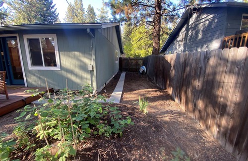 Broken Top Apartment | West side dog-friendly cozy studio w/private yard