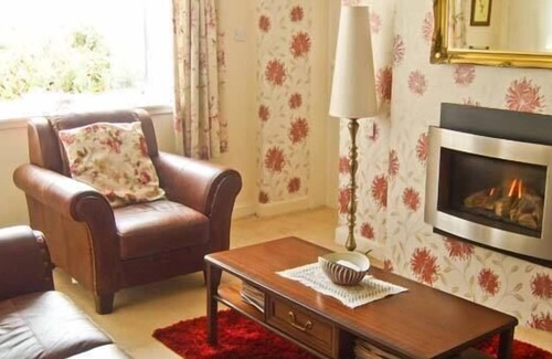 Torthorwald Cottage | WEST WINDS, pet friendly, with a garden in Torthorwald