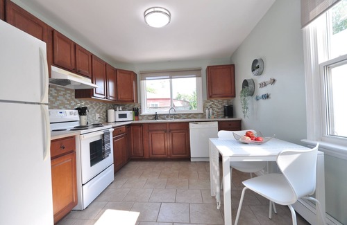 St. Catharines Apartment | WESTCHESTER RESET | Stylish 1BR w/Deck, Yard, BBQ, Extended Stays, Pets Welcome