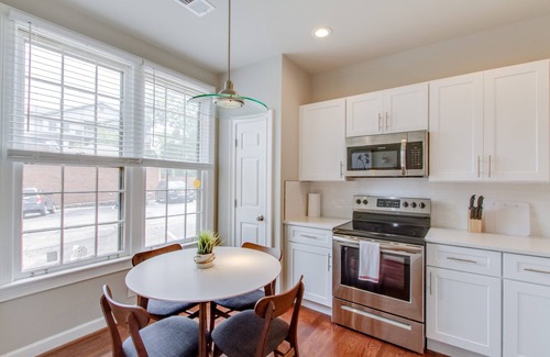 West End Condo | WestEnd Ave♥Spacious Deck♥Fast WiFi♥WorkSpace♥4 Beds 2.5 Baths♥Free Parking♥Pets