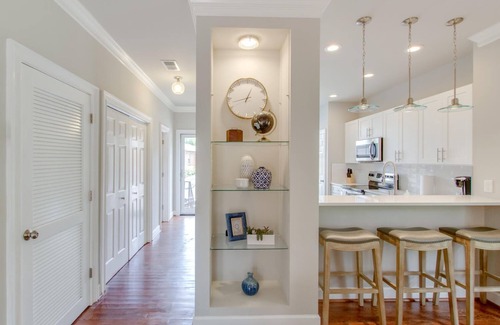 West End Condo | WestEnd Ave♥Spacious Deck♥Fast WiFi♥WorkSpace♥4 Beds 2.5 Baths♥Free Parking♥Pets