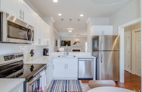 West End Condo | WestEnd Ave♥Spacious Deck♥Fast WiFi♥WorkSpace♥4 Beds 2.5 Baths♥Free Parking♥Pets