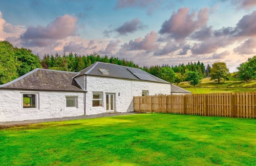 Blairgowrie Cottage | Wester Caiplich - sleeps 4, 2 bedrooms, hot tub.