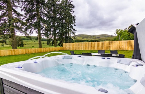 Blairgowrie Cottage | Wester Caiplich - sleeps 4, 2 bedrooms, hot tub.