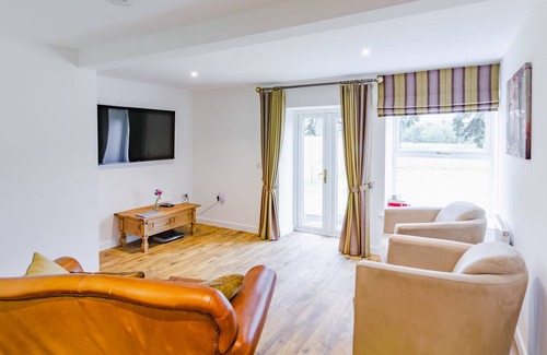 Blairgowrie Cottage | Wester Caiplich - sleeps 4, 2 bedrooms, hot tub.
