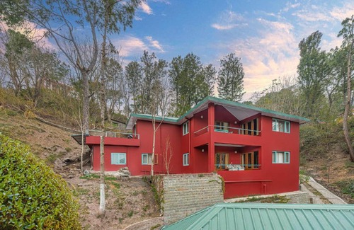 Kuthar Villa | Western Edge Kasauli !Lawn! Bonfire! Peace! Pvt Villa !