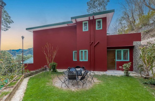 Kuthar Villa | Western Edge Kasauli !Lawn! Bonfire! Peace! Pvt Villa !