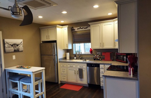 Peoria House | Western Guest House with AC in charming Peoria