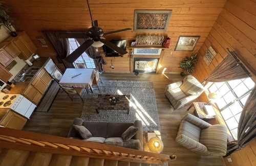 Table Rock Cabin | Western themed cabin condo close to Branson fun, area lakes, and pet friendly