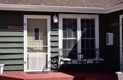 Hill City Cottage | Western-Whispering Winds Cottages