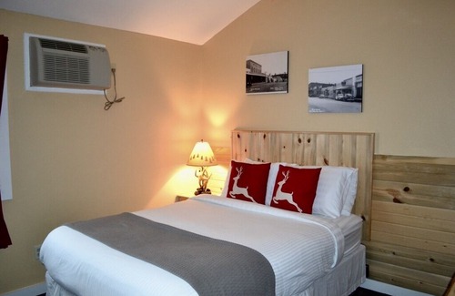 Hill City Cottage | Western-Whispering Winds Cottages